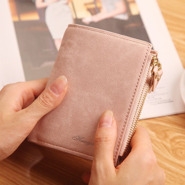 Gardez l'amulette dans une poche cachée de votre portefeuille ou de vos vêtements